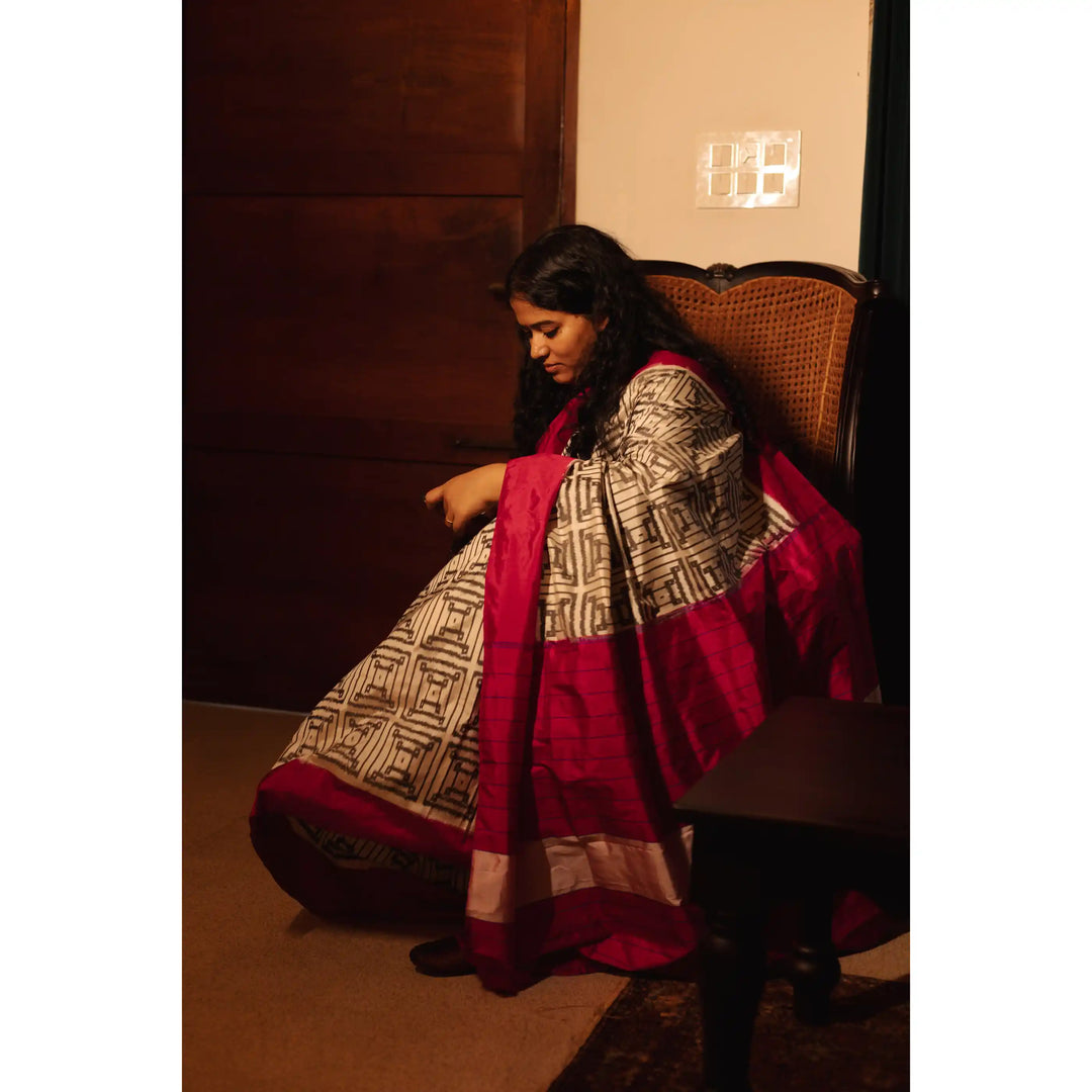 Labrynth-Black-&-Ivory-Single-Ikat-Pure-Silk-Saree-with-Magenta-Pallu