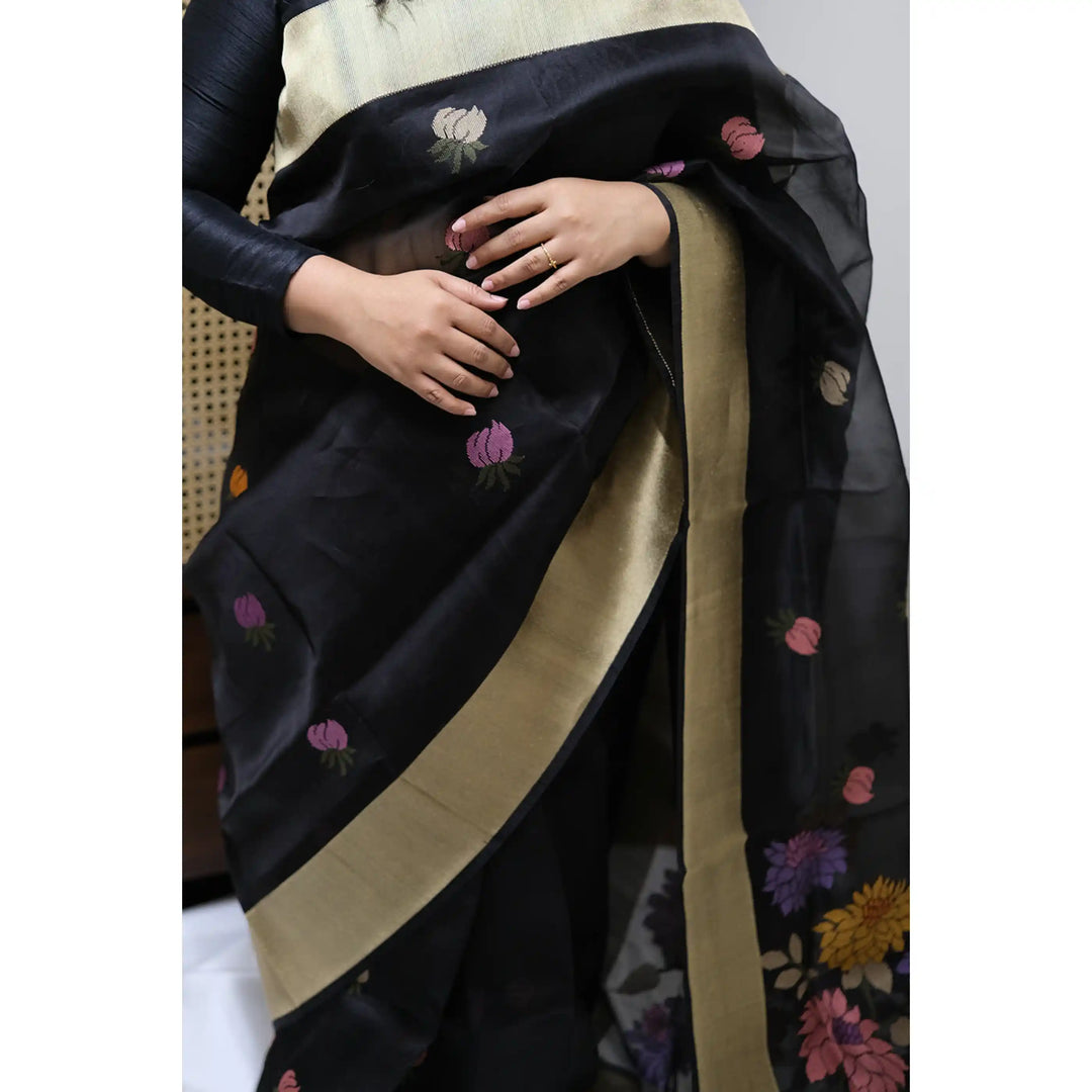 Raatrani-Banarasi-Organza-Saree-with-Kadwa-Floral-Motifs