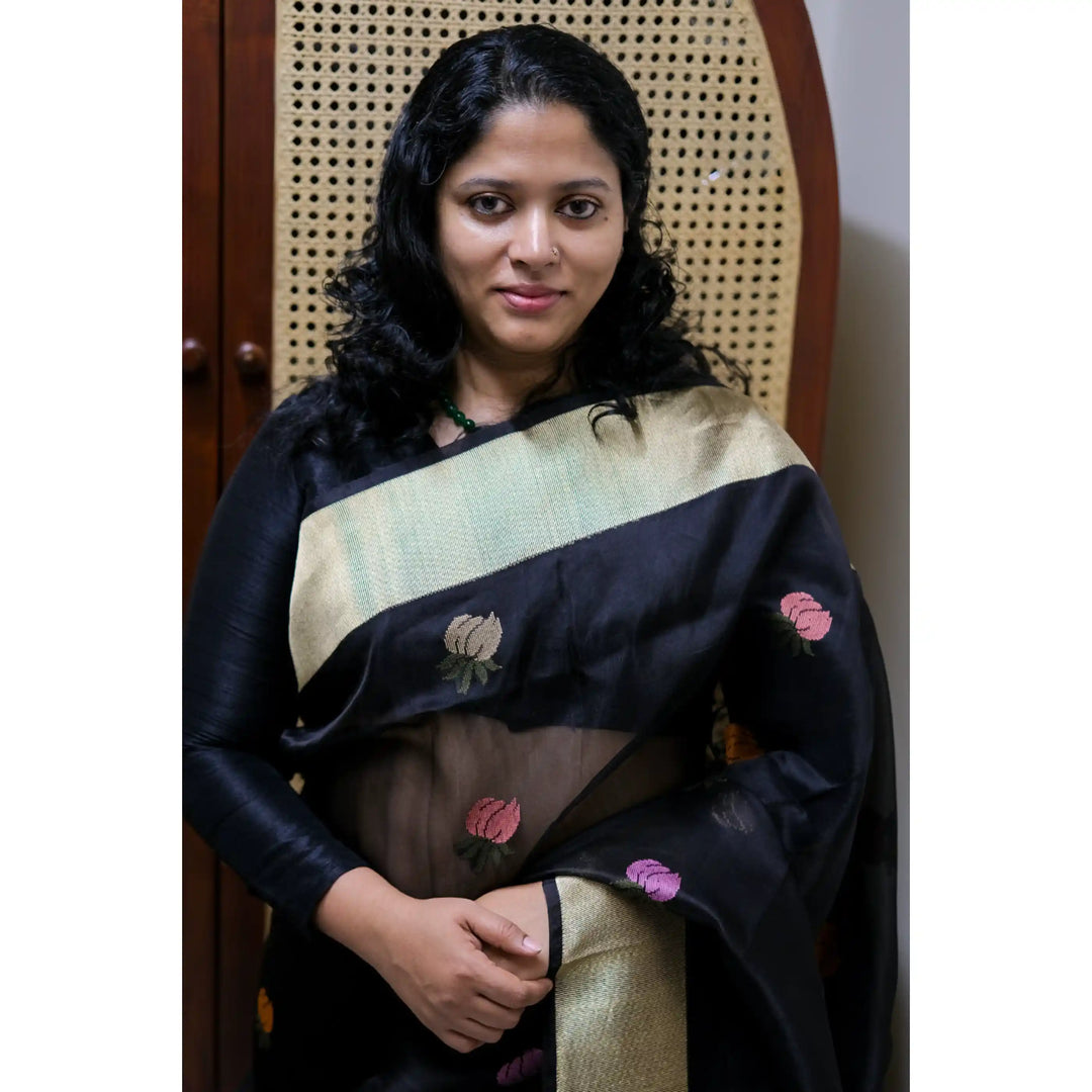 Raatrani-Banarasi-Organza-Saree-with-Kadwa-Floral-Motifs