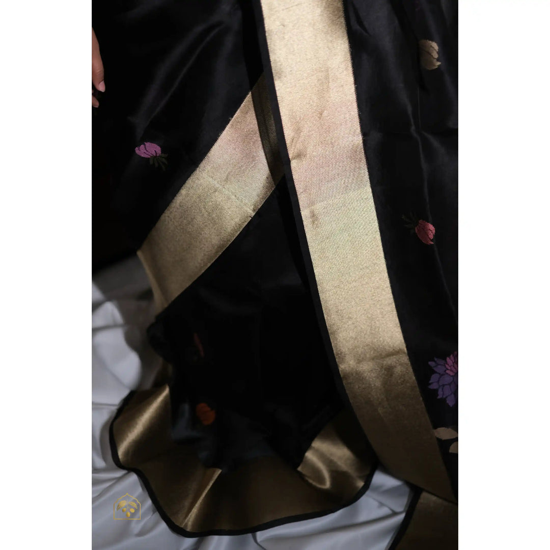 Raatrani-Banarasi-Organza-Saree-with-Kadwa-Floral-Motifs
