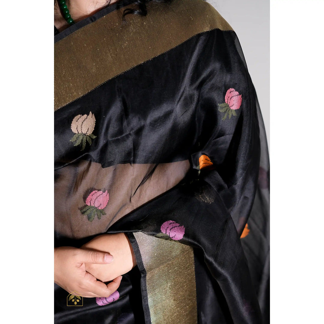 Raatrani-Banarasi-Organza-Saree-with-Kadwa-Floral-Motifs