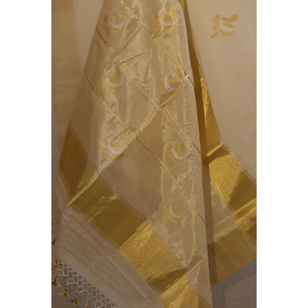 Serenelle-Balaramapuram-Kasavu-Cotton-Saree-with-Tissue-Pallu-and-Zari-Border