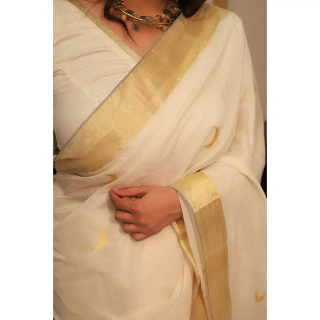 crescent-balaramapuram-kasavu-cotton-saree-with-crescent-moon-motifs-and-tissue-pallu