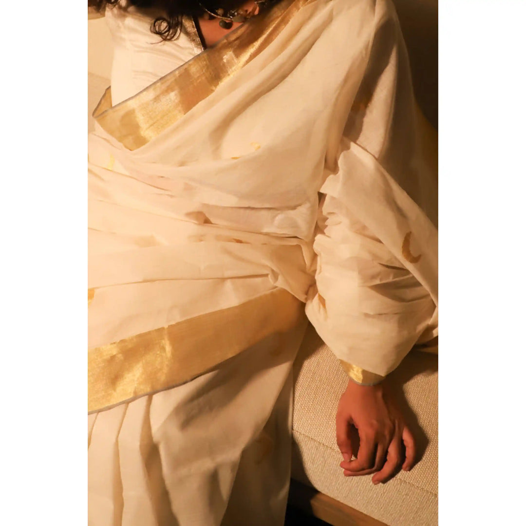 crescent-balaramapuram-kasavu-cotton-saree-with-crescent-moon-motifs-and-tissue-pallu