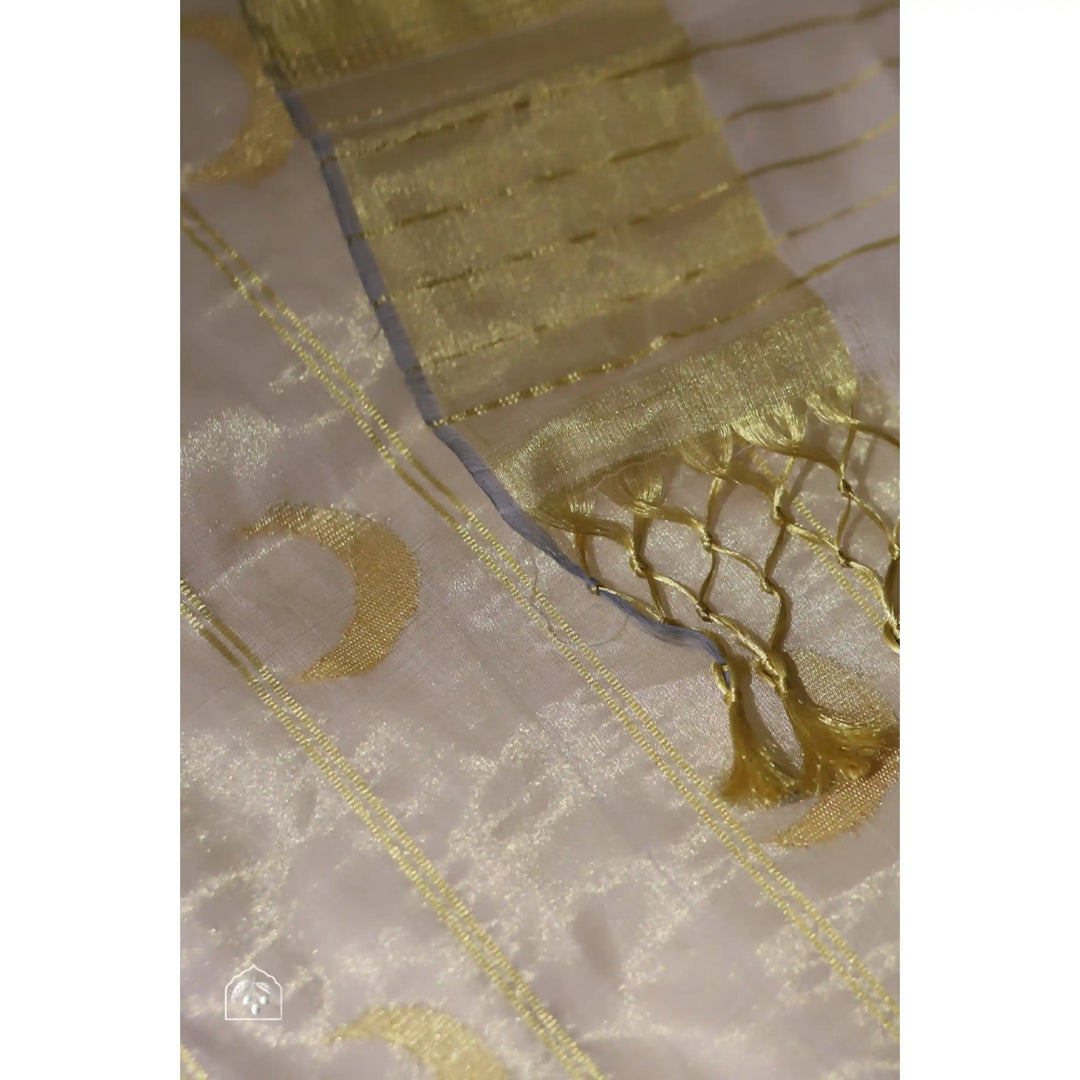 crescent-balaramapuram-kasavu-cotton-saree-with-crescent-moon-motifs-and-tissue-pallu