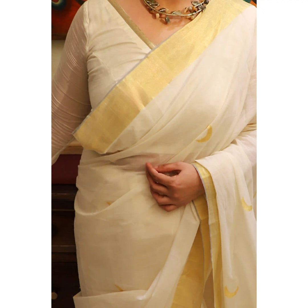 crescent-balaramapuram-kasavu-cotton-saree-with-crescent-moon-motifs-and-tissue-pallu