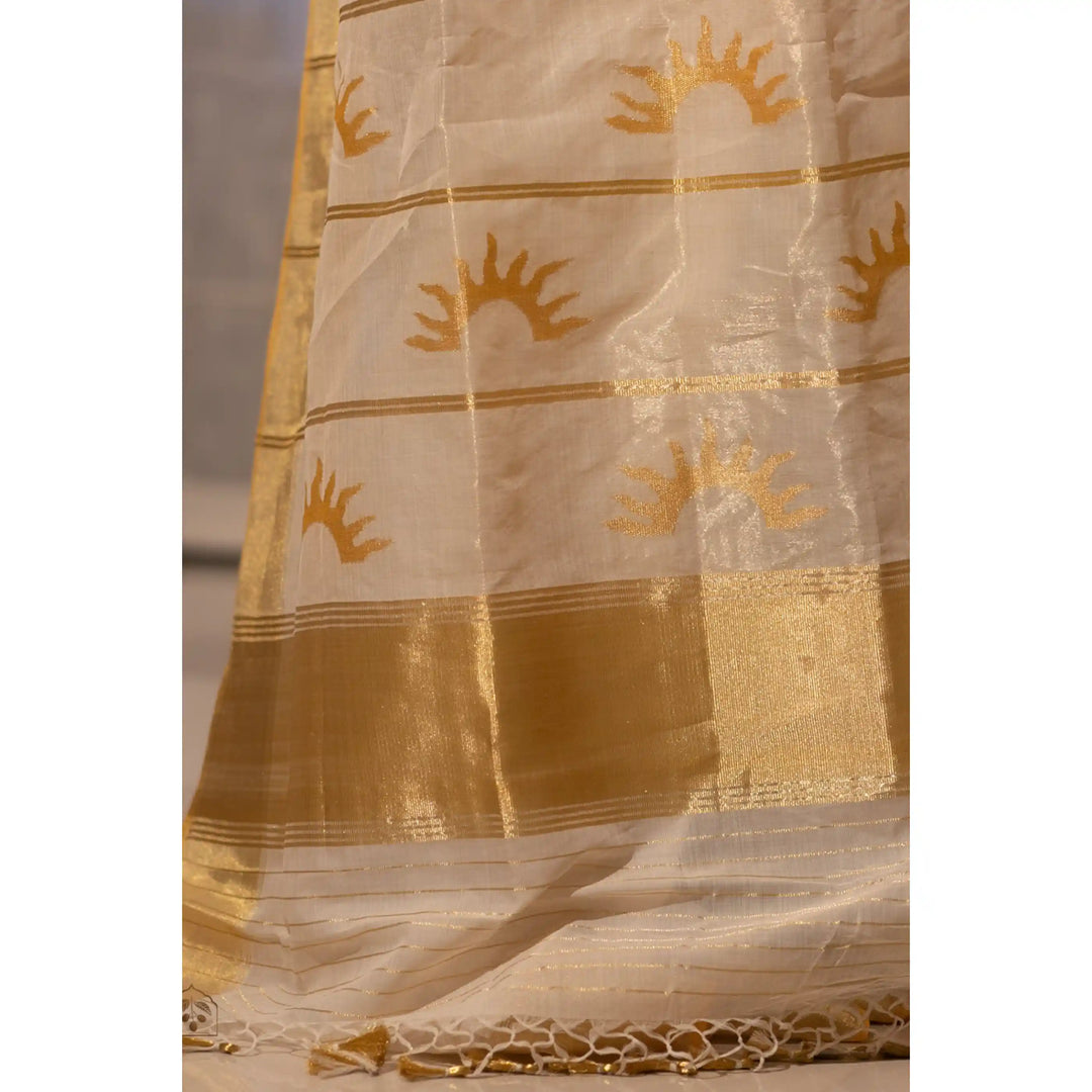 halo-balaramapuram-kasavu-cotton-saree-with-half-sun-motifs-and-tissue-pallu