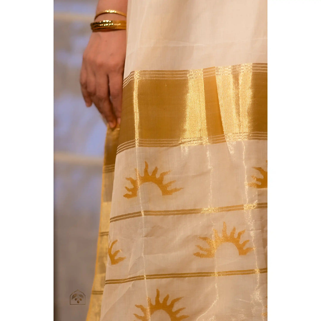 halo-balaramapuram-kasavu-cotton-saree-with-half-sun-motifs-and-tissue-pallu
